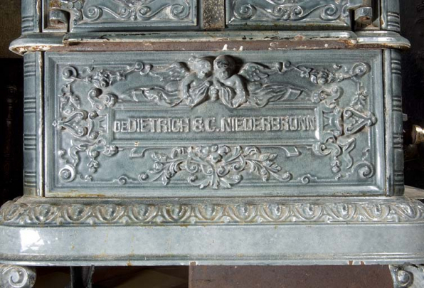 Poêle en faïence : inscription. © Région Bourgogne-Franche-Comté, Inventaire du patrimoine