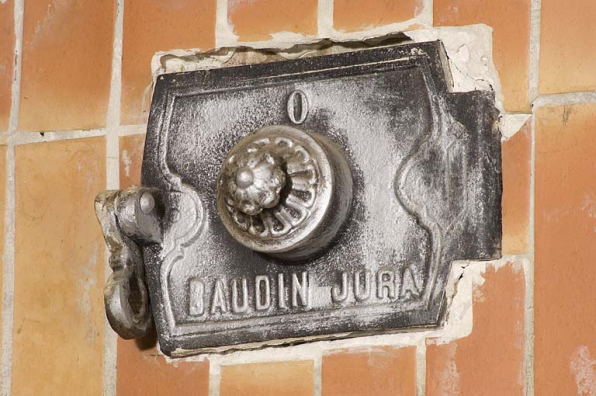 Plaque d'obturation marquée Baudin Jura. © Région Bourgogne-Franche-Comté, Inventaire du patrimoine