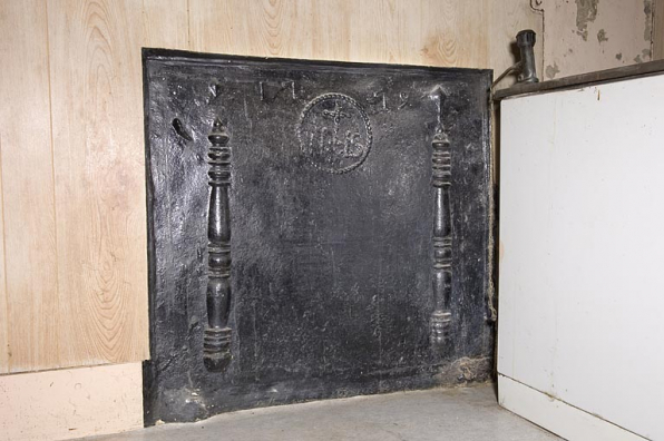 Cuisine à l'étage : plaque de cheminée datée 1779. © Région Bourgogne-Franche-Comté, Inventaire du patrimoine