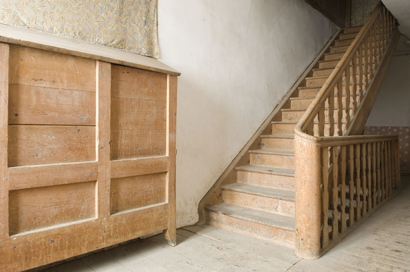 Escalier et coffre à grains. © Région Bourgogne-Franche-Comté, Inventaire du patrimoine