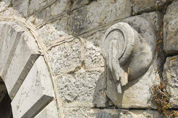 Réservoir des Portes : motif décoratif d'urne rappelant celles de la saline d'Arc-et-Senans. © Région Bourgogne-Franche-Comté, Inventaire du patrimoine