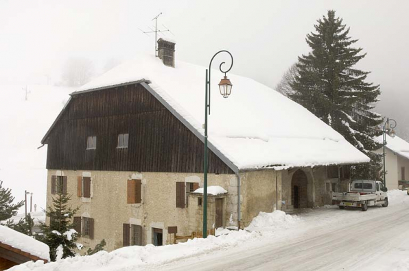 Façades antérieure et latérale gauche, en hiver. © Région Bourgogne-Franche-Comté, Inventaire du patrimoine