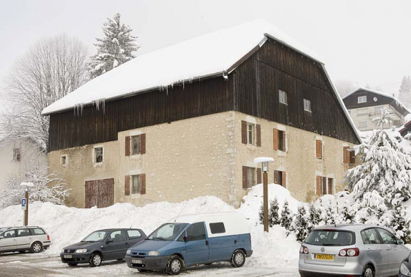 Façades postérieure et latérale gauche, en hiver. © Région Bourgogne-Franche-Comté, Inventaire du patrimoine