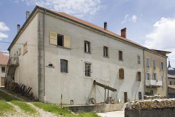 Façade postérieure, de trois quarts gauche. © Région Bourgogne-Franche-Comté, Inventaire du patrimoine