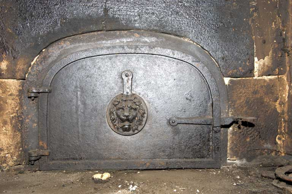 Cuisine au rez-de-chaussée : porte du four à pain. © Région Bourgogne-Franche-Comté, Inventaire du patrimoine