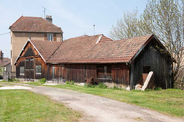 Scierie Courtot, rue du Pont (2010 AK 181) : vue générale de trois quarts droite. © Région Bourgogne-Franche-Comté, Inventaire du patrimoine