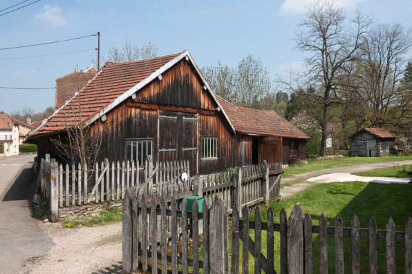 Scierie Courtot, rue du Pont : vue de trois quarts gauche. © Région Bourgogne-Franche-Comté, Inventaire du patrimoine