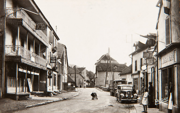 [Vue générale de l'hôtel de la Réunion, de trois quarts gauche]. Carte postale. S.d. [milieu 20e siècle]. © Région Bourgogne-Franche-Comté, Inventaire du patrimoine