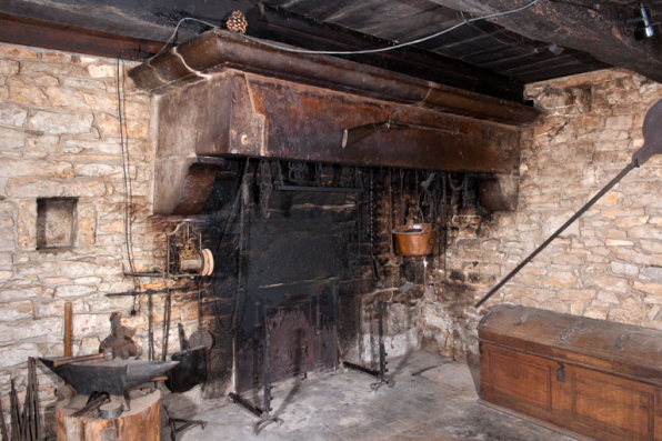 Cuisine d'une maison du quartier de la Citadelle. La cheminée présente une plaque en fonte (''platine") datée de 1750, un cendrier, un four à pain et une petite niche. © Région Bourgogne-Franche-Comté, Inventaire du patrimoine