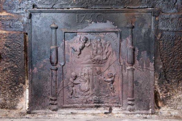 Cuisine d'une maison du quartier de la Citadelle : plaque de cheminée en fonte datée de 1750. © Région Bourgogne-Franche-Comté, Inventaire du patrimoine