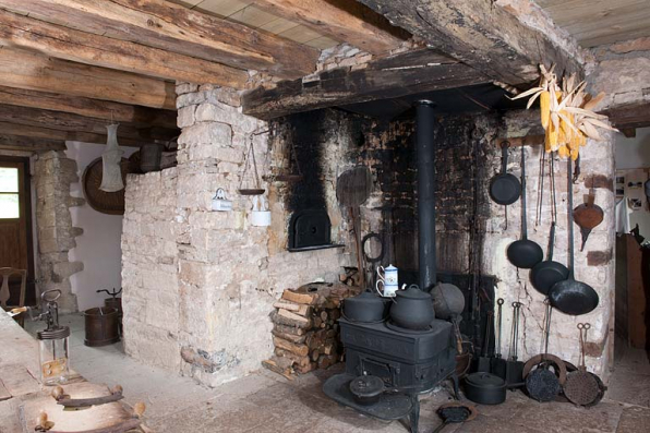 Cuisine : cuisinière à marmites et four. © Région Bourgogne-Franche-Comté, Inventaire du patrimoine