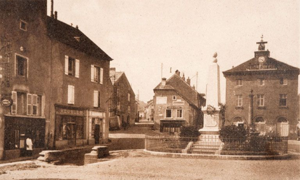 [La place du Marché et l'hôtel de ville]. S.d. [milieu 20e siècle]. © Région Bourgogne-Franche-Comté, Inventaire du patrimoine