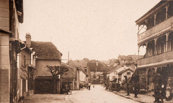 Rougemont (Doubs) - Rue du Pont [en direction du quartier de Rougemontot]. S.d. [1er quart 20e siècle]. © Région Bourgogne-Franche-Comté, Inventaire du patrimoine