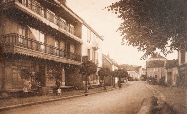 Rougemont (Doubs) - Rue du Pont. S.d. [1er quart 20e siècle]. © Région Bourgogne-Franche-Comté, Inventaire du patrimoine