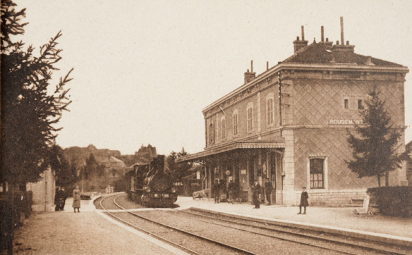 [Train de voyageurs en gare]. S.d. [1ère moitié 20e siècle]. © Région Bourgogne-Franche-Comté, Inventaire du patrimoine