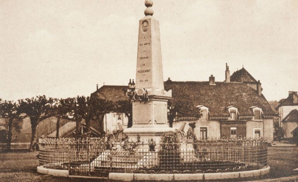 8669 ROUGEMONT (Doubs) - Place du Marché et monument aux morts. 1ère moitié 20e siècle. © Région Bourgogne-Franche-Comté, Inventaire du patrimoine