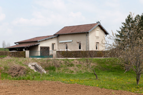 Maison de garde-barrière (cadastrée AI 59), chemin du Souvenir français. © Région Bourgogne-Franche-Comté, Inventaire du patrimoine