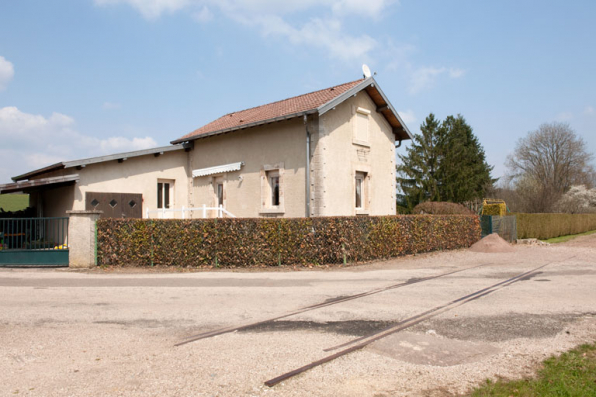 Maison de garde-barrière, chemin du Souvenir français : vue rapprochée. Noter les rails encore en place. © Région Bourgogne-Franche-Comté, Inventaire du patrimoine