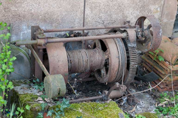 Déchargeuse à droite de la porte de grange. © Région Bourgogne-Franche-Comté, Inventaire du patrimoine