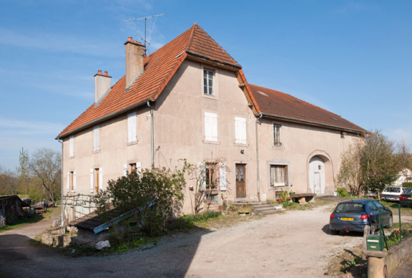 Façade antérieure, vue de trois quarts gauche. © Région Bourgogne-Franche-Comté, Inventaire du patrimoine