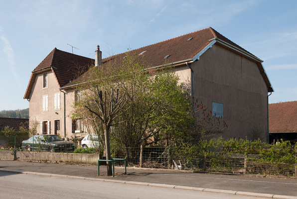 Façade antérieure, vue de trois quarts droit. © Région Bourgogne-Franche-Comté, Inventaire du patrimoine