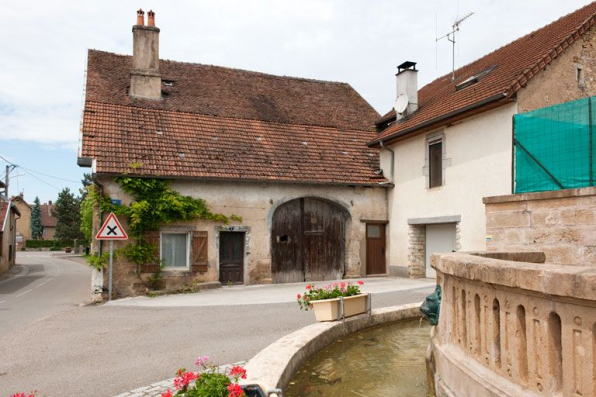 Vue rapprochée de la façade, du côté de la rue des Gratteris. © Région Bourgogne-Franche-Comté, Inventaire du patrimoine