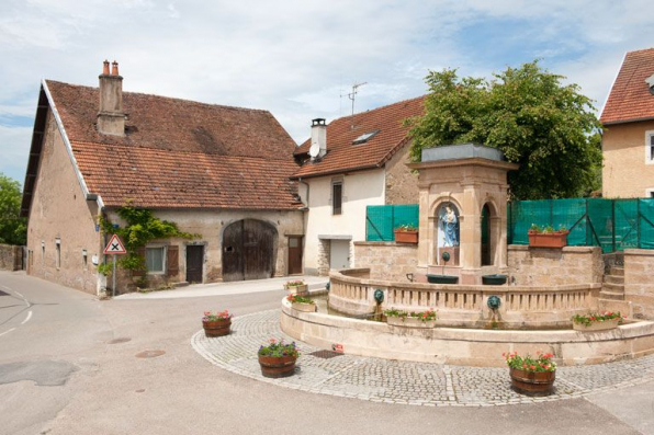 Vue générale depuis la place. © Région Bourgogne-Franche-Comté, Inventaire du patrimoine