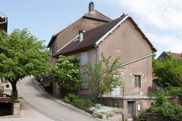 Vue générale depuis la rue des Gratteris. © Région Bourgogne-Franche-Comté, Inventaire du patrimoine