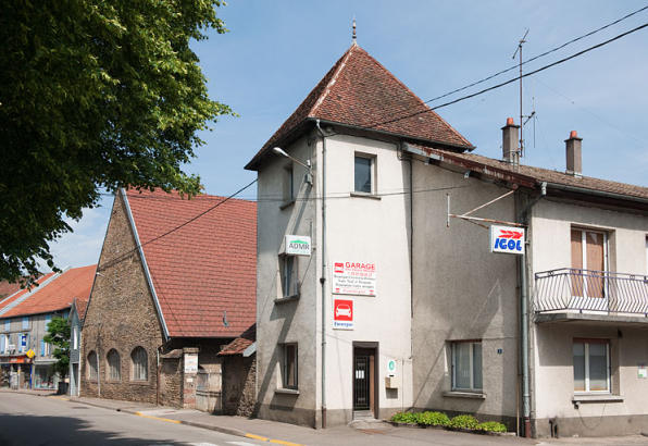 Maison au 9 rue du Vieux Moulin (2010 AK 289) et ferme au 7 (2010 AK 187). © Région Bourgogne-Franche-Comté, Inventaire du patrimoine