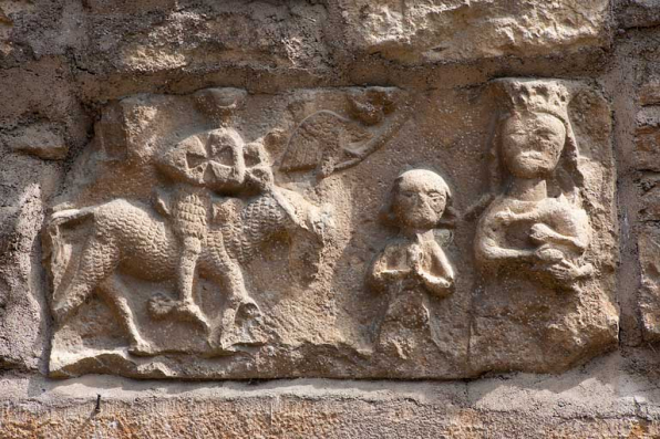 Bas-relief sculpté (16e siècle ?) représentant saint Georges terrassant le dragon accompagné d'un donateur (?) en prière et de la Vierge à l'Enfant. Rue du Vieux Portail. © Région Bourgogne-Franche-Comté, Inventaire du patrimoine