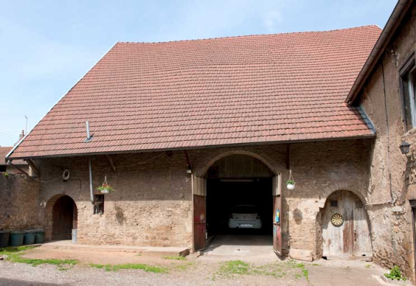 Ferme au 7 rue du Vieux Moulin (2010 AK 187) : la grange vue de face. © Région Bourgogne-Franche-Comté, Inventaire du patrimoine