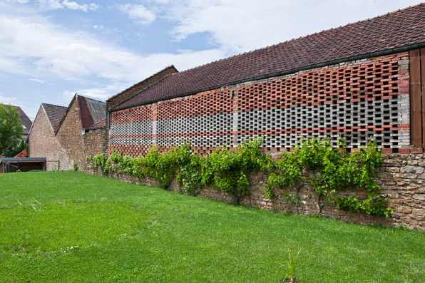 Bâtiments de l'autre côté de la route : façade postérieure. © Région Bourgogne-Franche-Comté, Inventaire du patrimoine