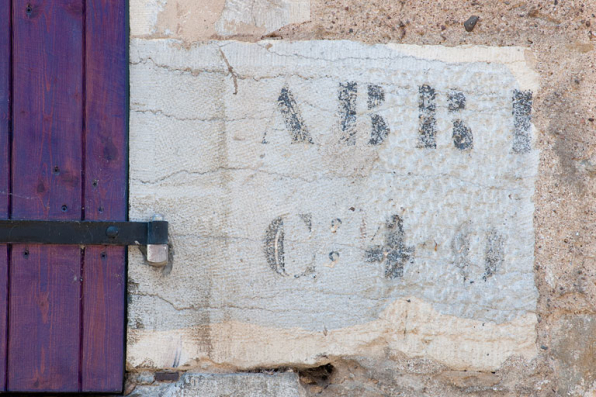 Maison au 14 rue des Gratteris (2010 AK 111) : inscription sur le piédroit de la fenêtre. © Région Bourgogne-Franche-Comté, Inventaire du patrimoine