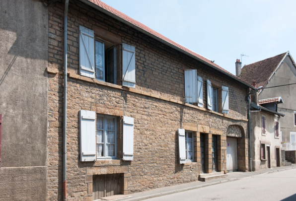 Façade antérieure, vue de trois quart gauche. © Région Bourgogne-Franche-Comté, Inventaire du patrimoine