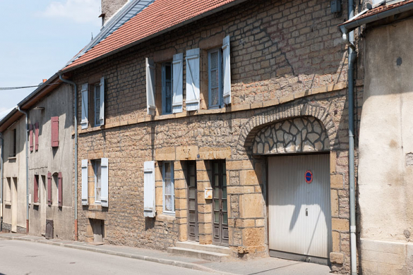 Façade antérieure, vue de trois quart droit. © Région Bourgogne-Franche-Comté, Inventaire du patrimoine