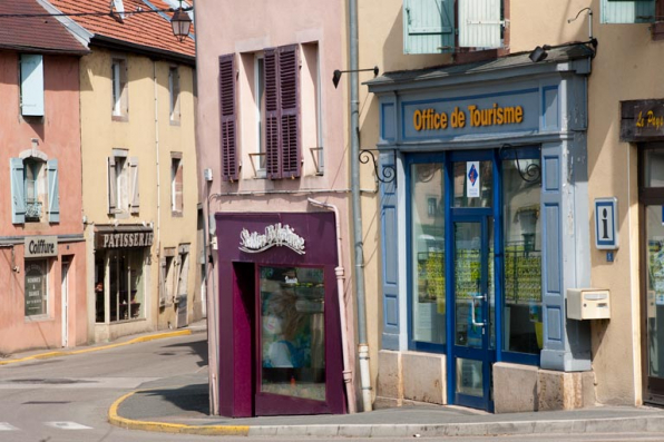 Devantures de boutiques à l'entrée de la rue du Vieux Moulin. © Région Bourgogne-Franche-Comté, Inventaire du patrimoine