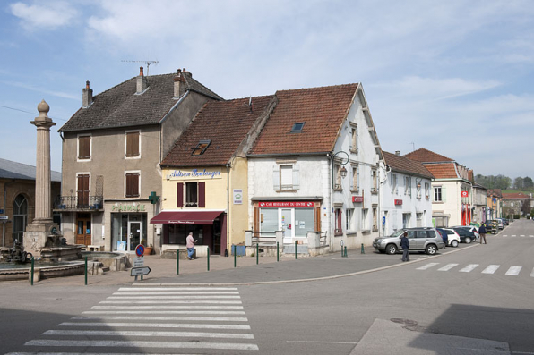 Avenue de la Gare : extrémité proche de la mairie. © Région Bourgogne-Franche-Comté, Inventaire du patrimoine