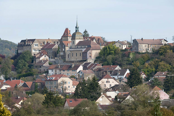 La ville et l'église, vues de l'ouest. © Région Bourgogne-Franche-Comté, Inventaire du patrimoine