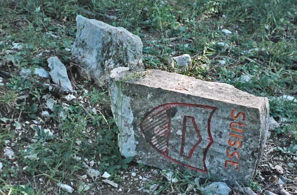 Borne cassée : écu côté Suisse. © Région Bourgogne-Franche-Comté, Inventaire du patrimoine