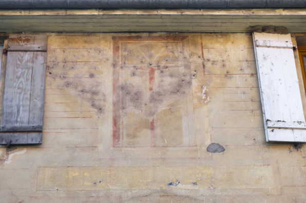 Décor peint en façade de la maison au 6 rue du Vieux Moulin (2010 AL 135) : fenêtre en trompe-l'oeil. © Région Bourgogne-Franche-Comté, Inventaire du patrimoine