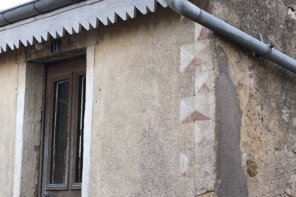 Décor en "pointe de diamant" peint en façade de la maison au 11 rue des Gratteris (2010 AK 48). © Région Bourgogne-Franche-Comté, Inventaire du patrimoine