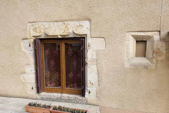 Fenêtre à linteau en arc en accolade de la maison au 12 Grande Rue (2010 AL 47). © Région Bourgogne-Franche-Comté, Inventaire du patrimoine