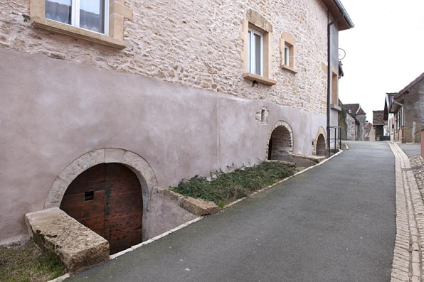 Entrées de cave de la maison à l'angle des rues de la Traverse et de l'Eglise (2010 AL 120). © Région Bourgogne-Franche-Comté, Inventaire du patrimoine