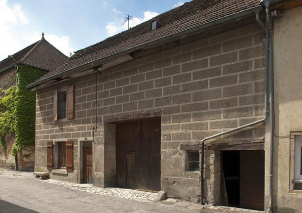 Façade antérieure, vue de trois quart droit. © Région Bourgogne-Franche-Comté, Inventaire du patrimoine