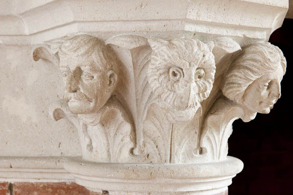 Cheminée du salon. Chapiteau sculpté. © Région Bourgogne-Franche-Comté, Inventaire du patrimoine