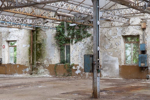Atelier de fabrication. Ossature métallique et mur sur le Doubs. © Région Bourgogne-Franche-Comté, Inventaire du patrimoine