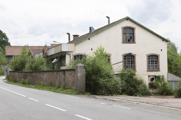 Bâtiment industriel (puis garage) à l'extrémité nord du site. © Région Bourgogne-Franche-Comté, Inventaire du patrimoine