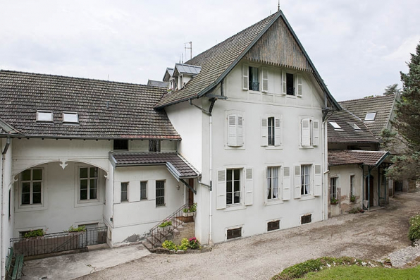 Façade postérieure vue de trois quarts. © Région Bourgogne-Franche-Comté, Inventaire du patrimoine