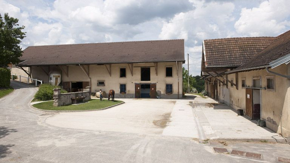Cour de la ferme et bâtiments agricoles. © Région Bourgogne-Franche-Comté, Inventaire du patrimoine