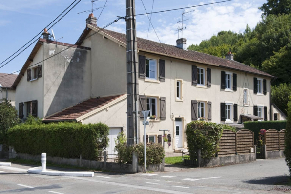 Vue de trois quarts d'une habitation. © Région Bourgogne-Franche-Comté, Inventaire du patrimoine